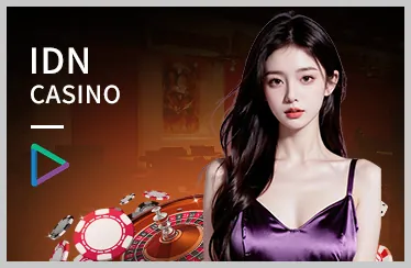 Người chơi sử dụng điện thoại di động để chơi game RR888